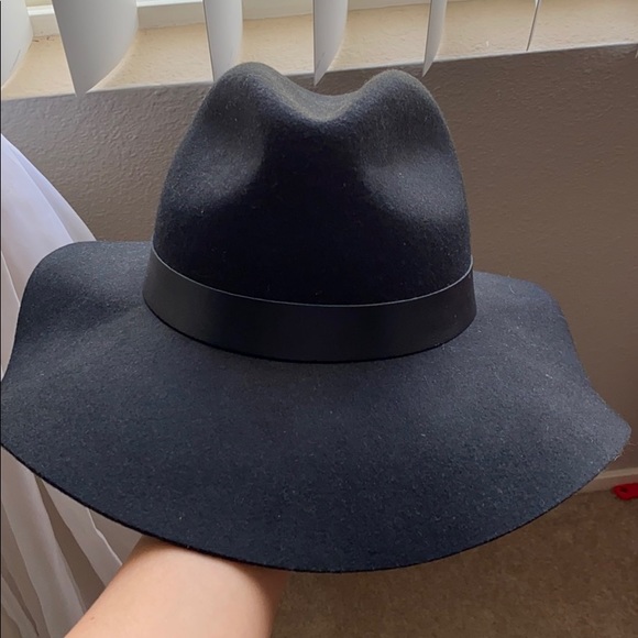 Simple black fall hat - Picture 2 of 3